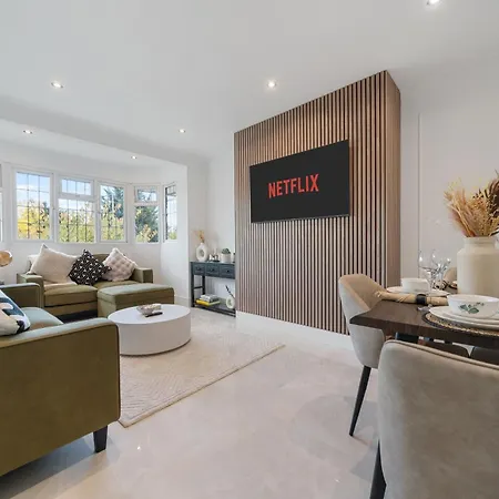 New Stunning Modern 2 Bedroom Apartment In Mill Hill Next To Train Station!